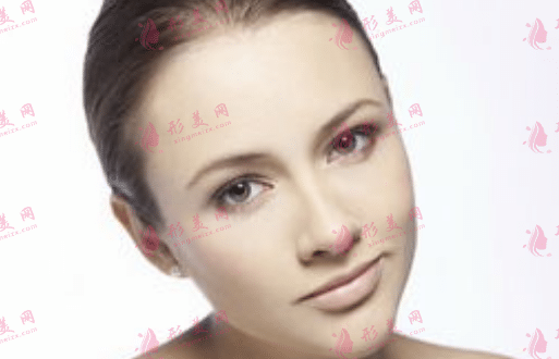 自体脂肪填充面部后吸脂部位疼吗？发麻正常吗？