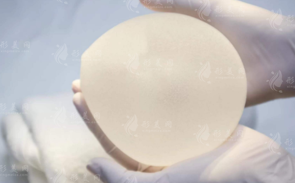 凯丽丰胸价格贵在哪?双平面技术打造自然妈生胸，手感真实惊艳!