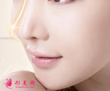 假体隆鼻后鼻头发红如何解决？